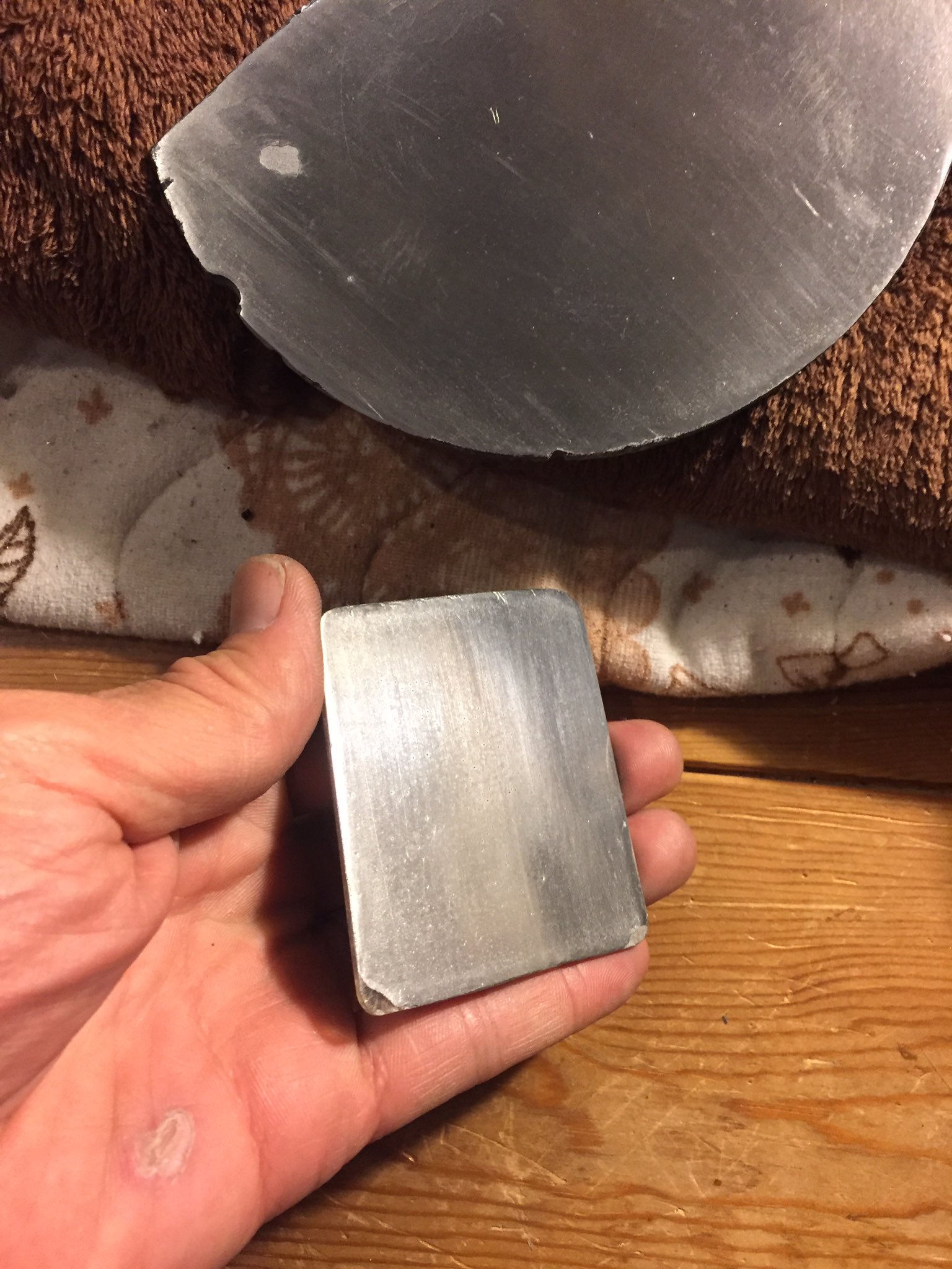 Nagipon ワンフェスで金属調の表現方法の話題が出たので実験 アクリル板とfrp板にそれぞれローバルアルファという亜鉛 塗料を塗ってzippoの頭でこすってごくごく少量のピカール付けた布で磨く こすっても全然取れないどころか輝きが増します これは