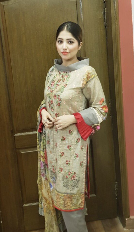 iamAleenaHaroon's tweet photo. #aleenalodhiharoon #aleenaharoon #journalist #anchor #bhoojotojeeto #beforeshoot #indoor #beautiful wardrobe by #shaistacloth https://t.co/CMbGQADOjw