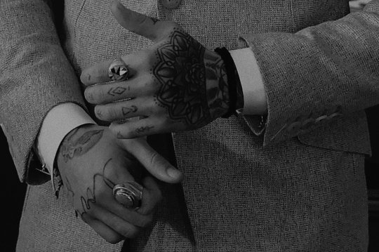 Aquilo que pedimos aos céus na maioria das vezes se encontra em nossas mãos...— William Shakespeare