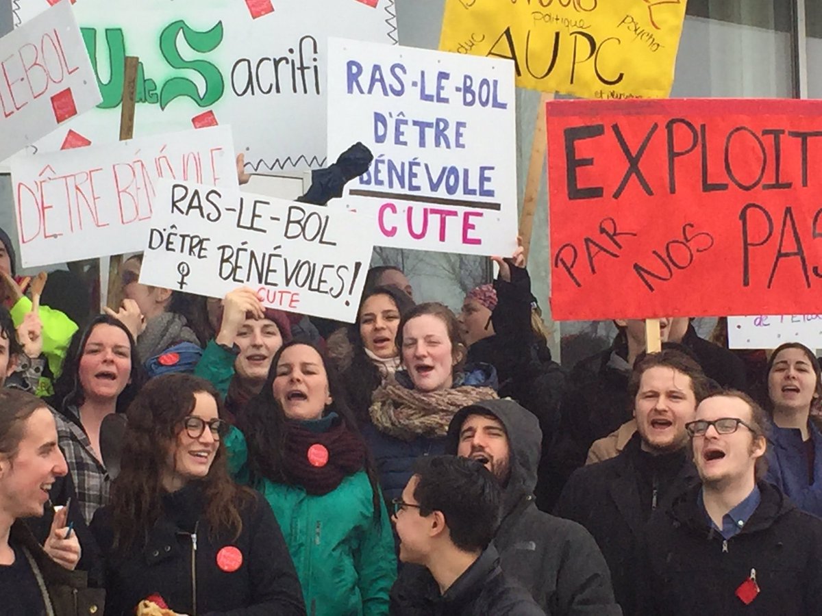 MelFauteux's tweet photo. Une soixantaine d'étudiants de l'UdeS manifestent pendant cette journée de grève.  Ils réclament d'être rémunérés pendant leur stage #rces https://t.co/6Xkss5zwsN