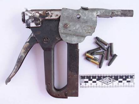 emonok1's tweet image. ジップ・ガン:作りが単純で銃器メーカー製でない拳銃の総称。通常の銃より性能は遥かに悪いが、銃に見えない外見のため隠匿性に優れ、護身・犯罪・暗殺などに使われている。懐中電灯や携帯電話などの日用品に似せて作られた物も存在。多くの地域の法律では製造・所持が禁止。https://t.co/kEFBpw7uQF