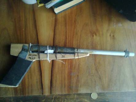 emonok1's tweet image. ジップ・ガン:作りが単純で銃器メーカー製でない拳銃の総称。通常の銃より性能は遥かに悪いが、銃に見えない外見のため隠匿性に優れ、護身・犯罪・暗殺などに使われている。懐中電灯や携帯電話などの日用品に似せて作られた物も存在。多くの地域の法律では製造・所持が禁止。https://t.co/kEFBpw7uQF