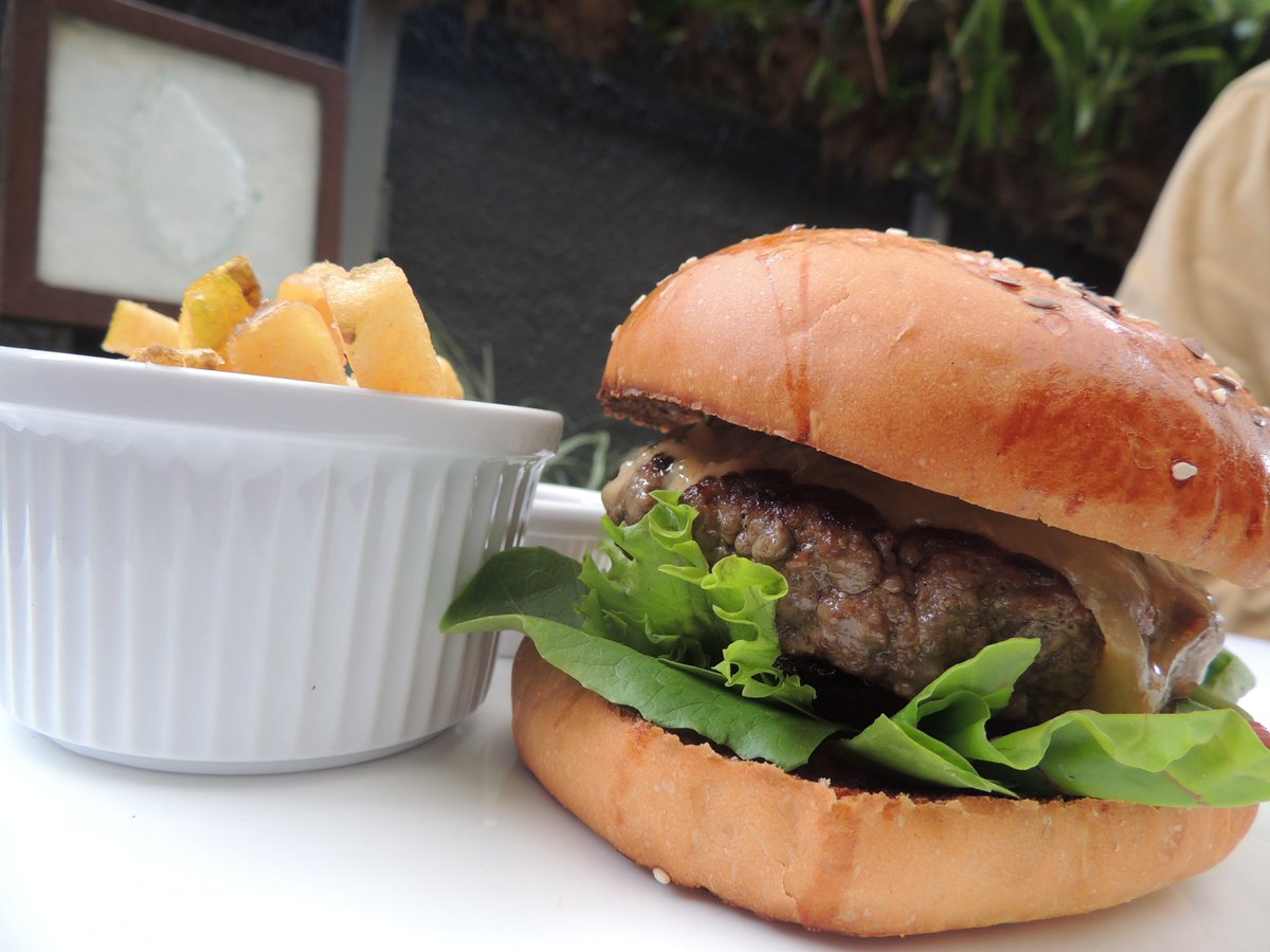 comachocolatier's tweet photo. Te invitamos a saborear nuestras hamburguesas #PárateEnComa https://t.co/l0c4GCMlOw