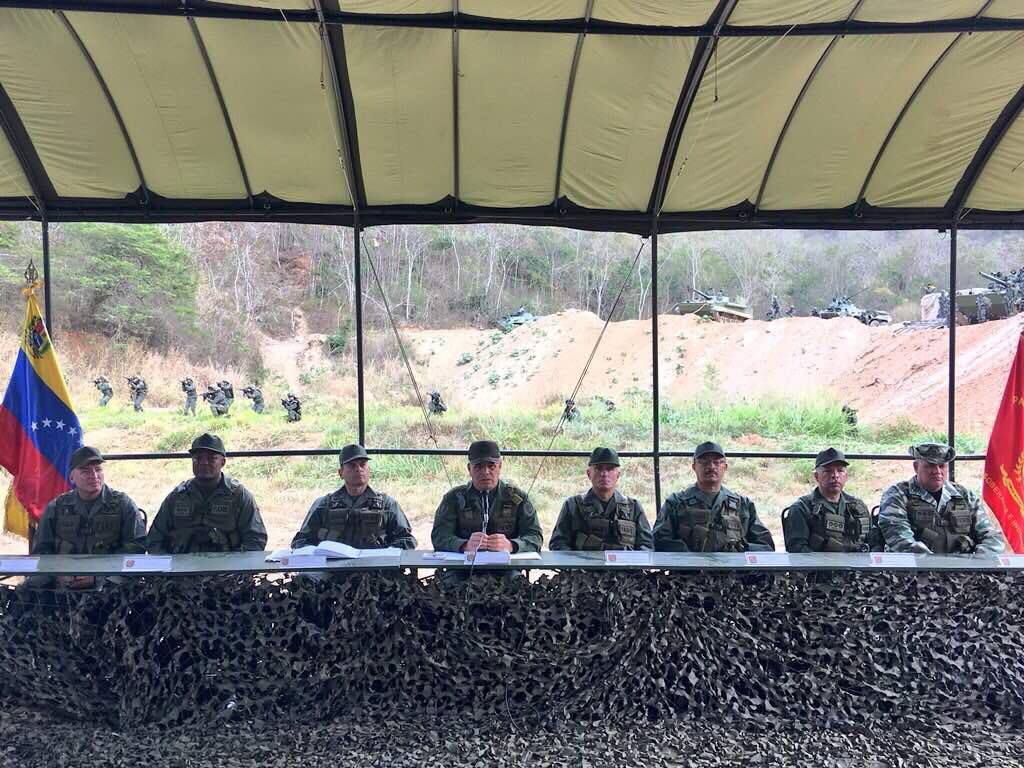 PrensaFANB's tweet photo. ¡ AHORA! En rueda de prensa, desde el Batallón “Simón Bolívar”, GJ @vladimirpadrino junto al Edo. Mayor https://t.co/mNa2dBkNjz la #FANB, ofrece detalles del Ejercicio de Acción Defensiva Multidimensional “Independencia 2018”. ¡La Soberanía se respeta! #AlFuturoConElPetro https://t.co/xVT3MgsYwb