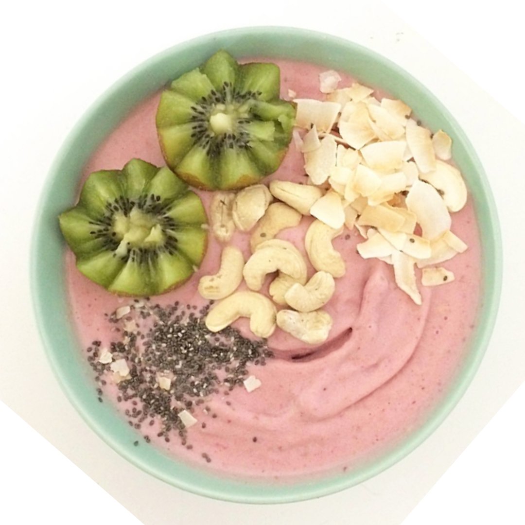 CrazyJackUK's tweet photo. A #throwback to @iz.bxnnxtt_'s Strawberry and Raspberry smoothie bowl. We could start with this every day 😋 || #crazyjackorganiccoconutchips #crazyjackmakebreakfast #foodasitshouldbe | #smoothiebowl #foodthrowback #smoothielove #feedme #organicingredients #nicecream https://t.co/g59HrSziK0
