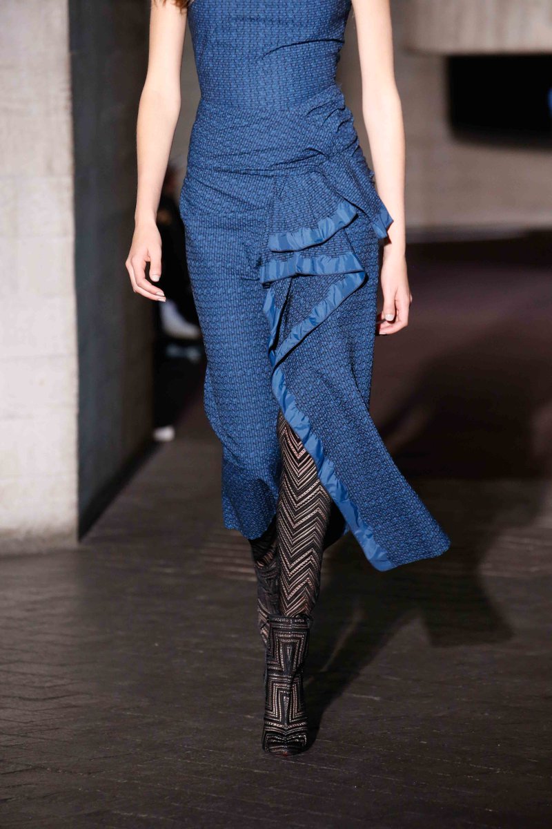 RolandMouret's tweet photo. THE DETAILS | Roland Mouret AW18 #Look18
.
.
#rolandmouret #aw18 #lfw #runway #londonfashionweek https://t.co/QmQJeKbuAr