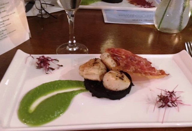 yewtree_reigate's tweet photo. All our food is freshly prepared on the premises using regionally sourced ingredients, by our passionate kitchen team 😍 https://t.co/2OoB0ibkLD