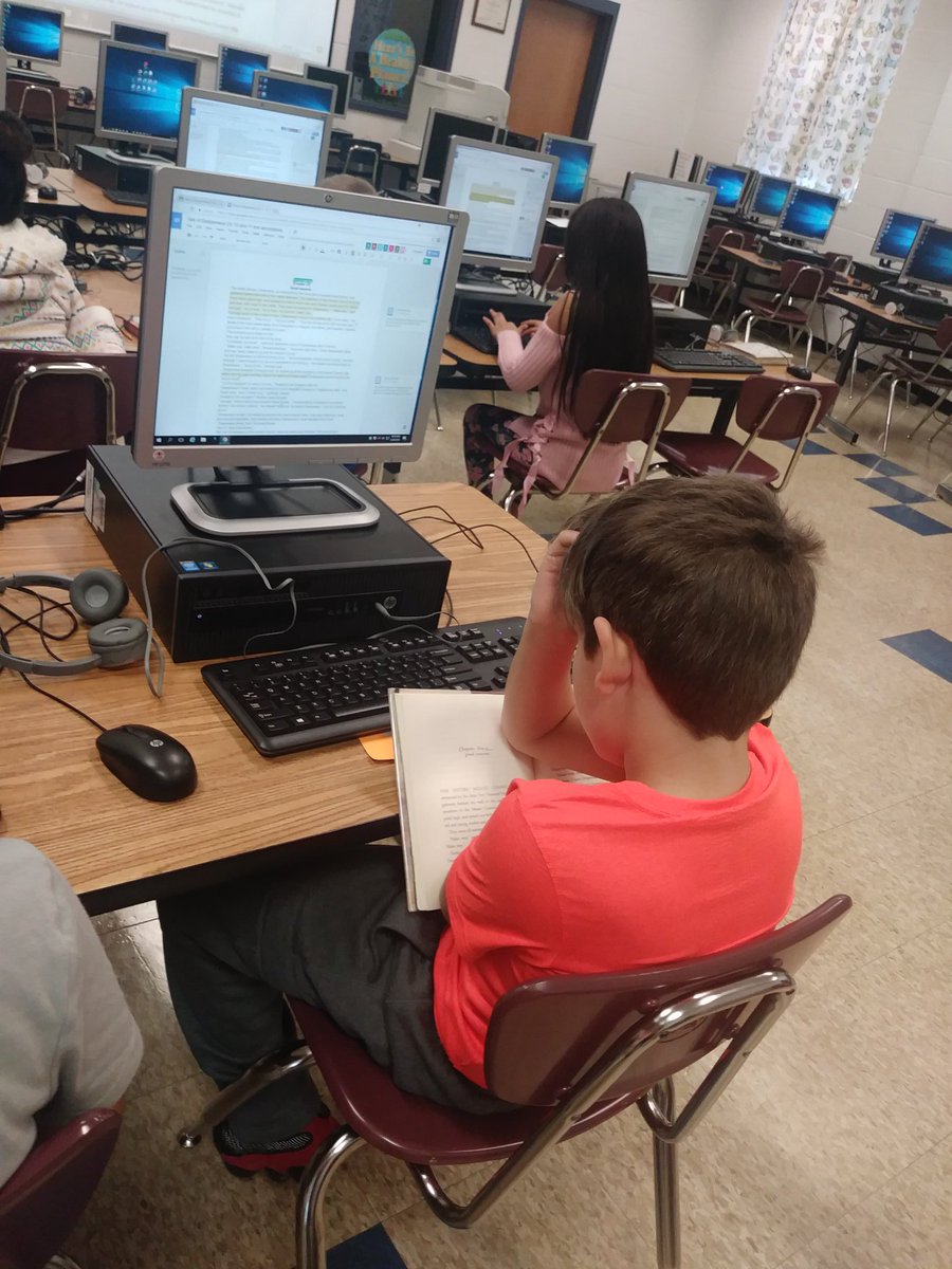 mspagesays's tweet image. What 3rd grade Guided Reading looks like today! #digitaldiscussions #readingisfun#area4success @GoogleForEdu @FernCreekElem_1