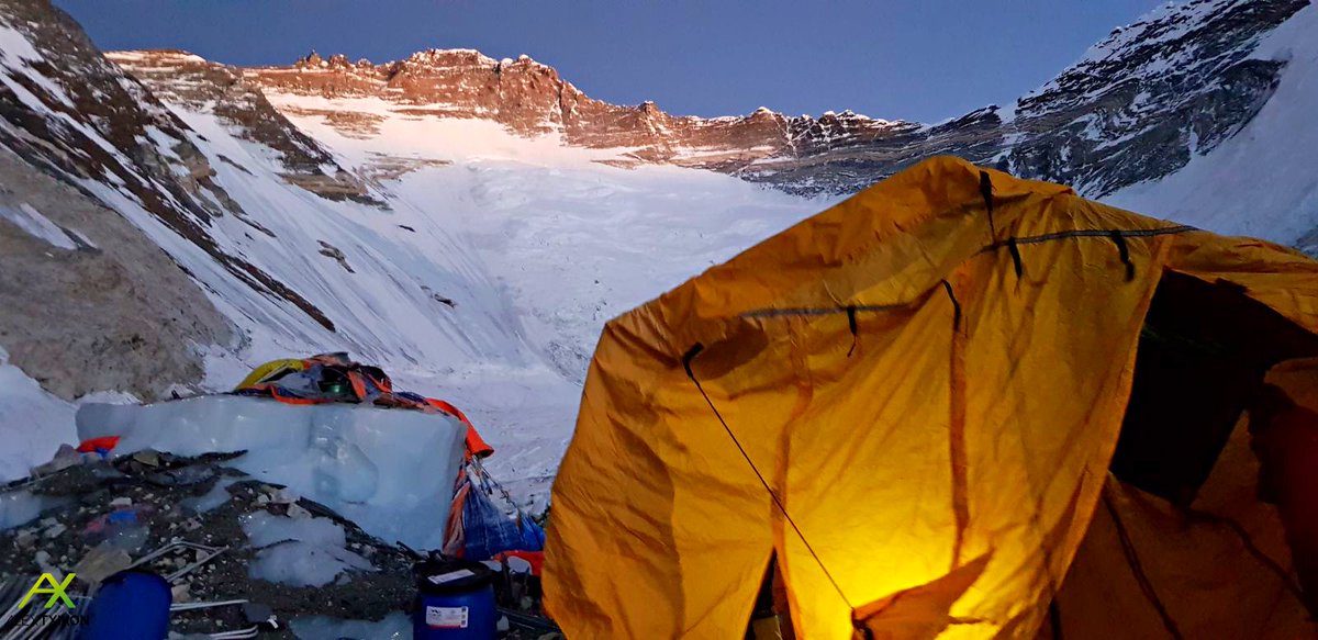 #Everest Rano rusza atak! Wychodzą Alex Txikon, Ali Sadpara i pięciu Szerpów. Pierwszy cel - C2 (6500). Finał planowany na sobotę. W niedzielę powrót do BC. Na teraz - drugiej próby nie będzie. Pozwolenie do 28.02. Koszt przedłużenia - 22 tys. euro / fot. alextxikon.com