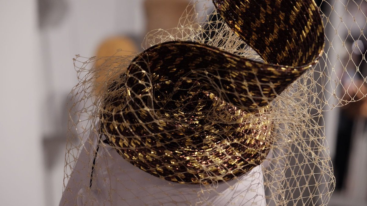 RoyalFamily's tweet image. Her Majesty The Queen is visiting London Fashion Week today to present the inaugural Queen Elizabeth II Award for British Design. #LFW @LondonFashionWk