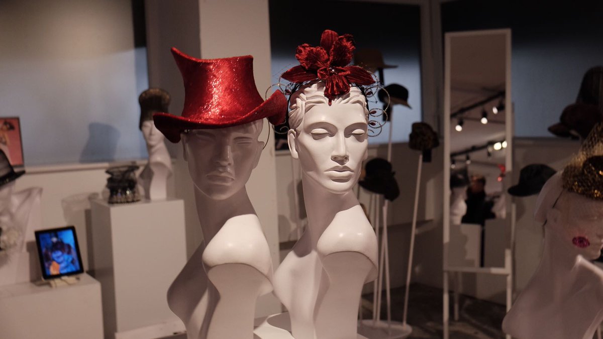 RoyalFamily's tweet image. Her Majesty The Queen is visiting London Fashion Week today to present the inaugural Queen Elizabeth II Award for British Design. #LFW @LondonFashionWk