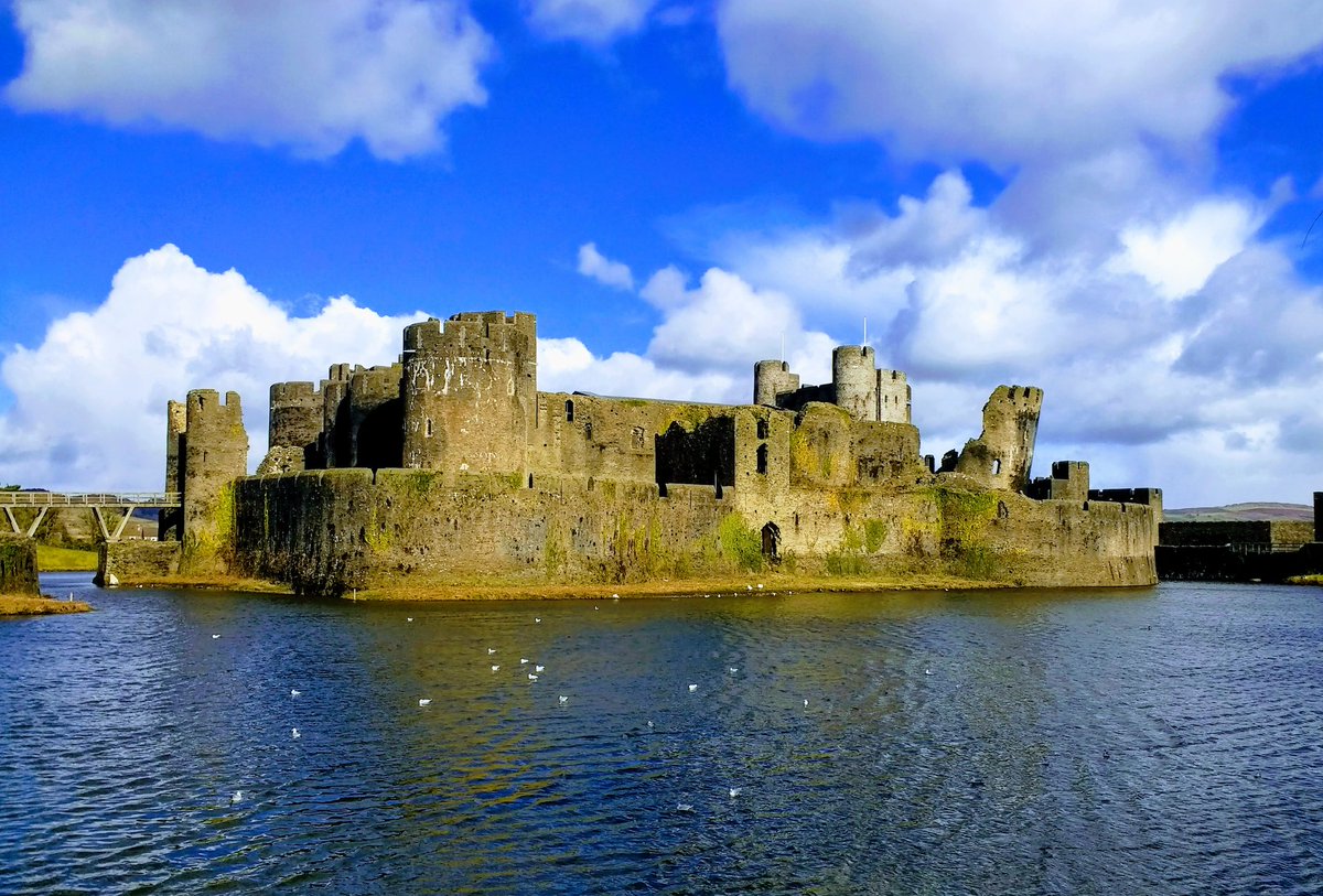 Caerphilly Castle looking spectacular in the winter sunshine. Seeing this superb medieval fortification from the brewery inspires us every brew day!  <a href="/Caerphilly_Cadw/">Castell Caerffili</a>