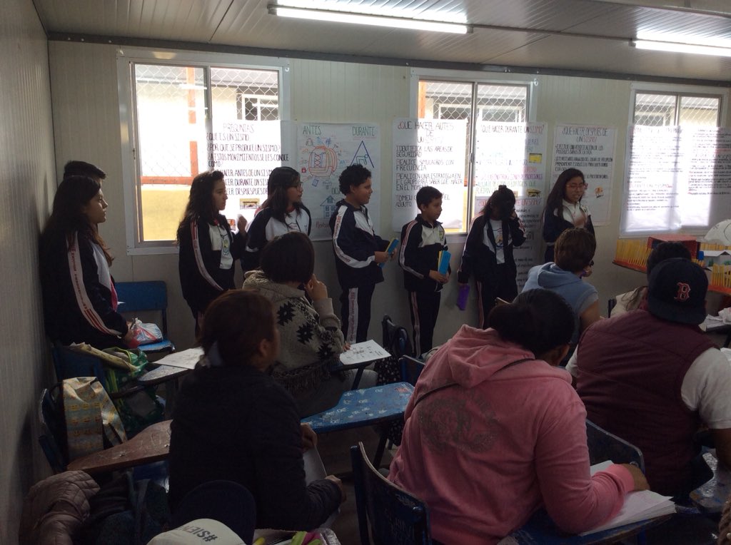 erikamav's tweet photo. El Director de la secundaria 249, reconoce la importancia de escuchar a los jóvenes ya que tienen mucho que aportar a la sociedad. @FundacionKaluz @MUCD @Alfibrije @alejandro_unk @KarenSeinos https://t.co/l65mUilujz
