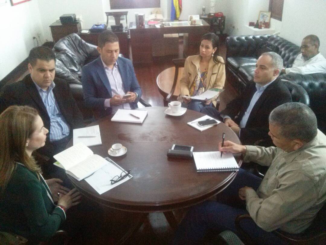 Jesusantanderl's tweet photo. #AEstaHora Siguiendo lineamientos del Gobernador @rafaellacava10 estamos reunidos con los representantes de INLACA en el marco del apoyo institucional para el reimpulso del aparato industrial de Valencia junto a los Secretarios de Seguridad Alimentaria y Desarrollo Económico https://t.co/JtB8Z6GKre