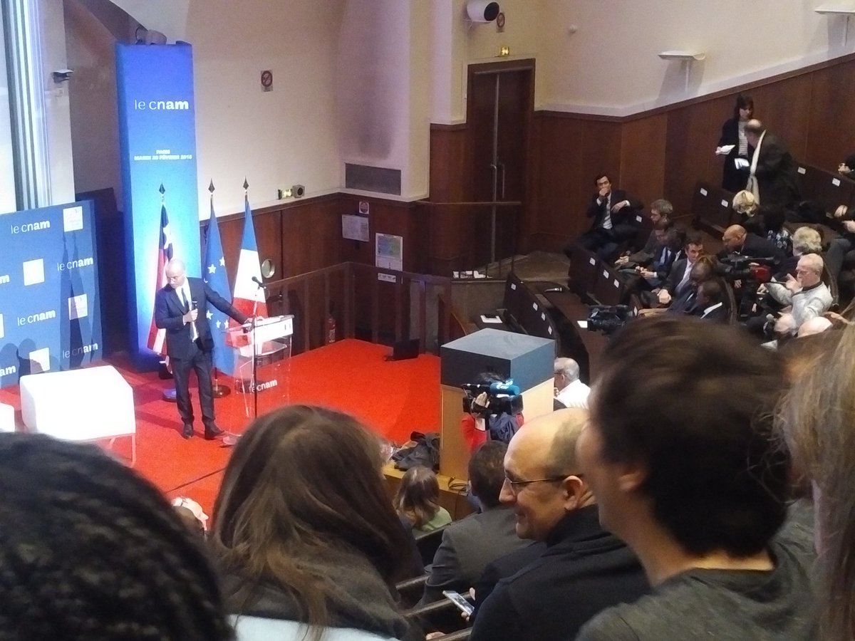 Très belle initiative du CPA que de faire venir le Président Libérien, Georges Weah dans un pôle universitaire majeur, le CNAM pour parler de l'éducation.  #Educationisthekey #Diambars #DiambarsArena @Students4Weah <a href="/Diambars/">Diambars</a>arena <a href="/GeorgeWeahOff/">George Weah</a> @Diambars <a href="/jimmyadjovi/">adjovi-boco</a>