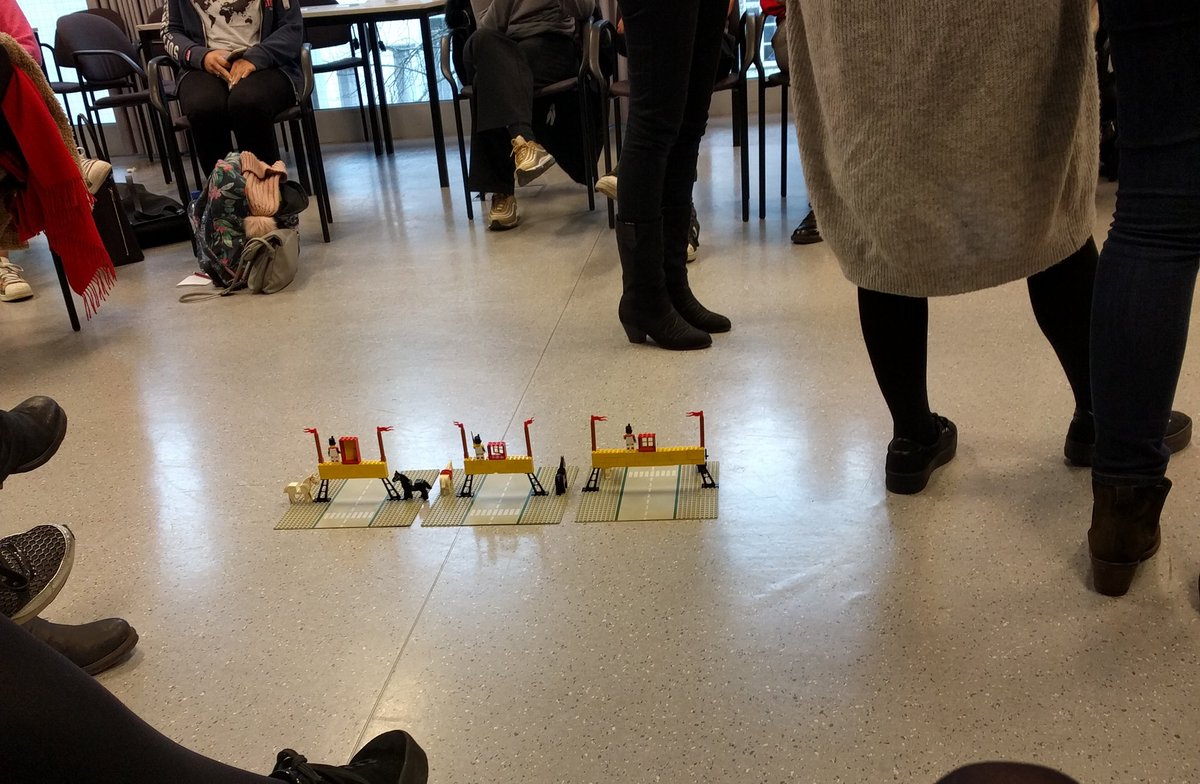 IndraDirkx's tweet photo. Zelfs door bruggen te bouwen met Lego leer ik bij over mijn persoonlijkheid (en uitstekende bouw skills😊) #sollicitatietraining #masterMPC #communication #Personality https://t.co/V0QvZtyfqW