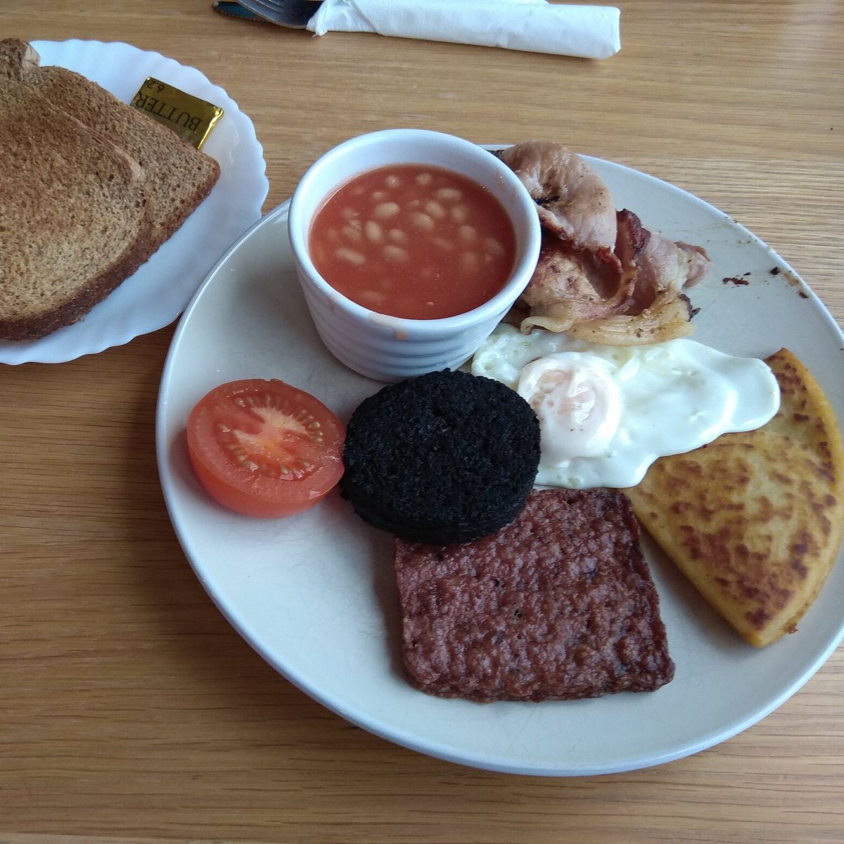 PetukSquare's tweet photo. The lovely Scottish breakfast at Lochabar Cafe, Fort William Railway Station, Scotland. Tasty, filling and pocket friendly. #breakfast #Scottish #sausage #bacon #blackpudding #Scotland #FortWilliam #Highlands #UK #GreatBritain #travel #foodie #food #yummy #Lochabar #petuksquare https://t.co/eCf9qwqW0s