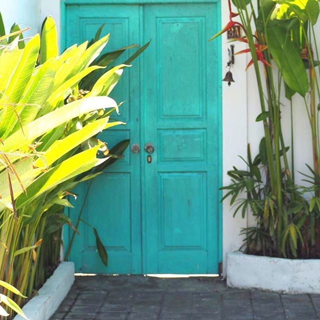 talaalamuddin's tweet photo. Keep rockin' til someone comes knockin' ππΌπΏ#keeponkeepinon #jaDOOR #TOTALLYturquoise #knockknock #niceknobs #TALAtravels #Bali #talasnaps #hiddengem #TOTALLYtransported #TALA #TotallyTALA #getinspired #riserockrepeat https://t.co/fmE5VoDfrB https://t.co/k0weEoU7tw