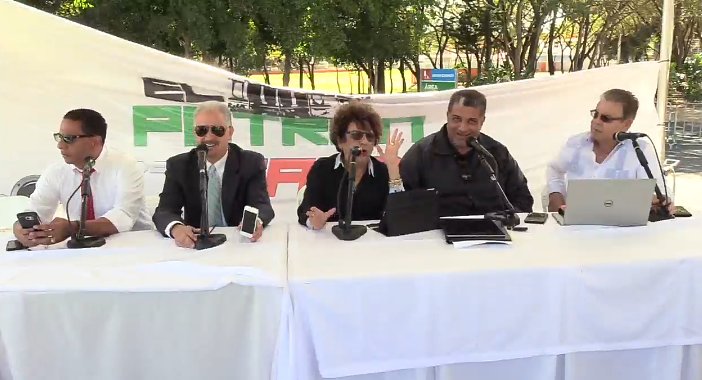 ElSoldelaTarde's tweet photo. El equipo #ElSoldelaTarde @ConsueloDespra1 @angelacostaf @jimenezpedro27 @ljchavez23 #CesarCabrera comentan la actualidad. @ZOLFM1065 #ParqueCentralDeSantiago #LaMasInteractiva #ZolEnSantiago. https://t.co/e5hHiWV3cE