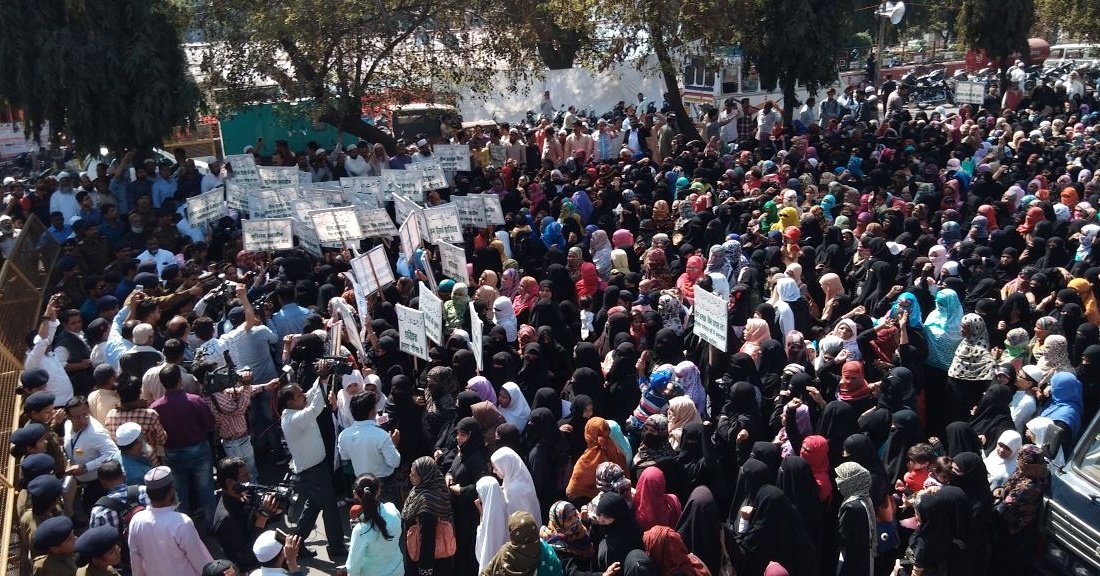 भोपाल मे 3 तलाक बिल के विरोध मे हजारों मुस्लिम महिलाओं ने  रैली निकालकर  ज्ञापन दिया, कार्यक्रम के आयोजक  <a href="/AIMPLB_Official/">All India Muslim Personal Law Board</a> के मेम्बर <a href="/arifmasoodbpl/">Arif Masood</a>  ने बताया की  वुमन्स विंग लगातार 3 तलाक बिल का विरोध कर रही हे ओर सरकार से मांग कर रही हे इस बिल को वापस लिया जाये