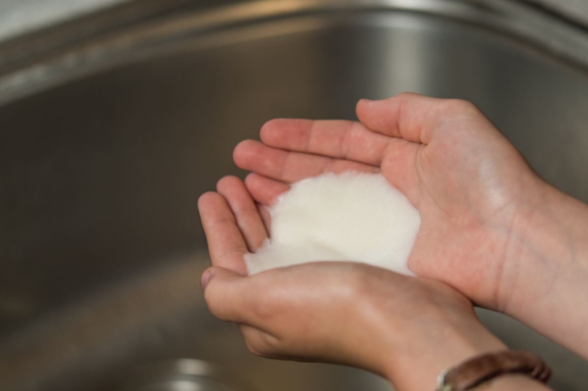 mayluclean's tweet photo. #MythBuster: More foam does NOT guarantee a better clean❌ Many soaps use foam agents derived from petroleum-based chemical ingredients - no thanks. Our greener alternative: no suds-enhancing agents! The lite foam in our products is formed naturally from ingredient combinations. https://t.co/CmhLH341mM