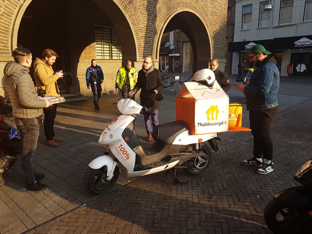 Ludieke actie om aandacht te vragen voor overlast scooters in de binnenstad. We hebben 35 maaltijden laten bezorgen. Omdat veel mensen bijna van hun sokken worden gereden, krijgen de bezorgers een paar sokken. En natuurlijk uitleg over de overlast. Maaltijden gaan naar Humanitas!