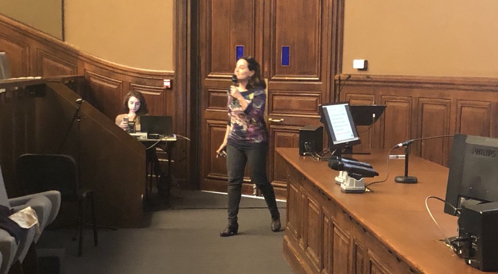 vaincrelamuco's tweet photo. #CFJC2018 Avant la remise des prix, @paodecarli s'exprime sur le rôle des jeunes chercheurs dans la vulgarisation scientifique "Lancez-vous ! Cela fait partie de vos missions : les patients et les familles sont demandeurs et vos travaux vont en bénéficier" https://t.co/m7UJMeq7he