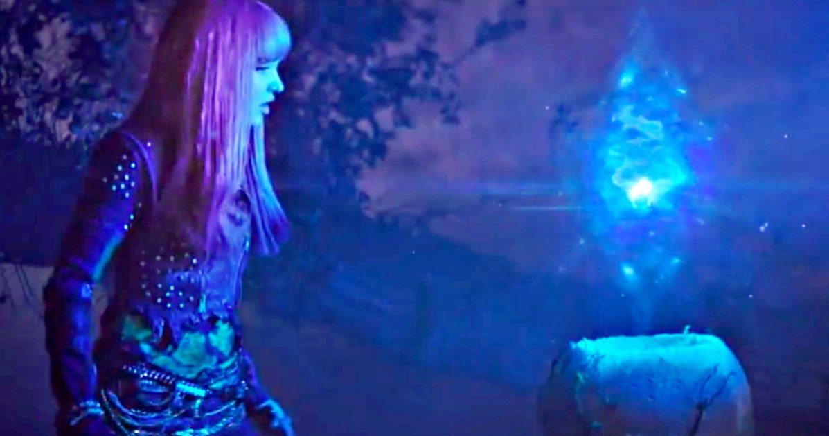 Disney's Descendants 3 Teaser Unravels the Mystery Behind Mal's Dad movieweb.com/descendants-3-…