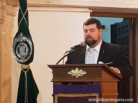 Abel González presenta el cartel del Domingo de Ramos 2018, que protagoniza la Virgen de la Consolación y Esperanza. <a href="/PollinicaAtq/">POLLINICA ANTEQUERA</a> ow.ly/9dPd30itmIX #SemanaSanta #Cuaresma