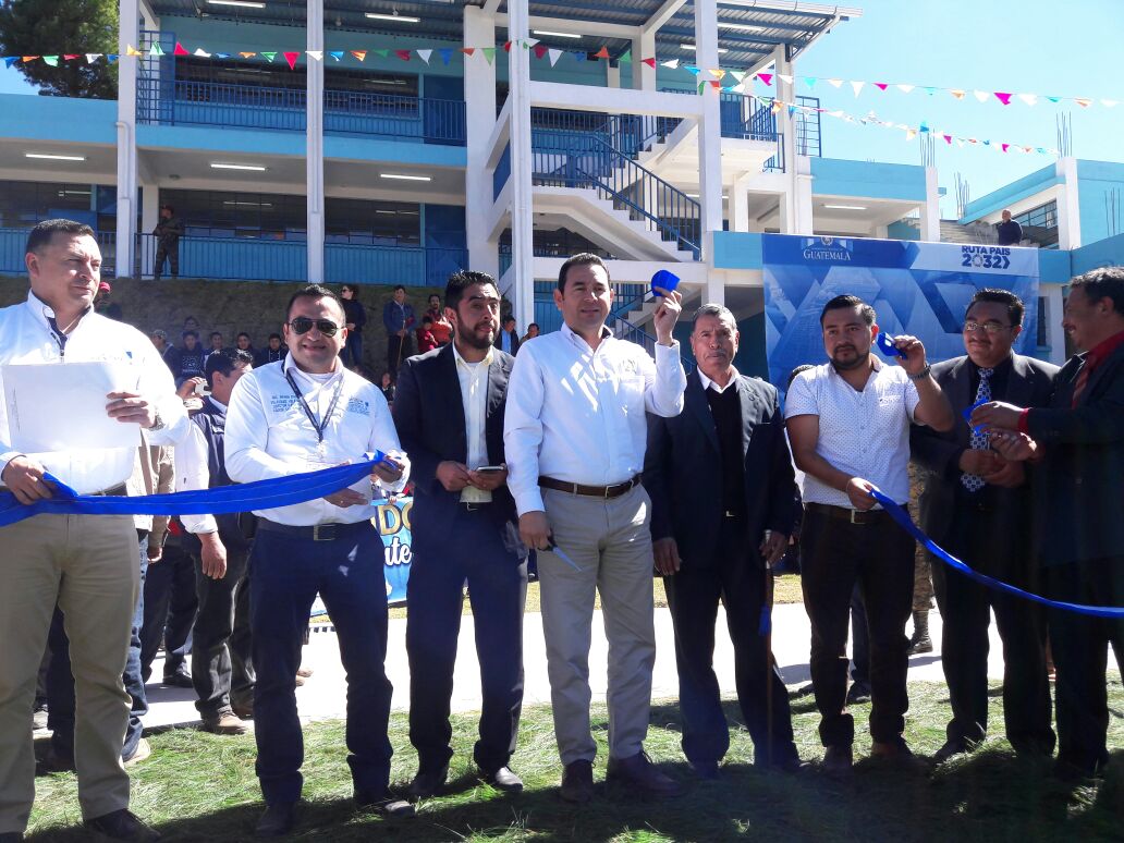 GuatemalaGob's tweet photo. Presidente @jimmymoralesgt, secretario de @SCEPgt, Jorge Arreaga y autoridades municipales inauguran oficialmente el Instituto Básico San José Ojetenam 🏫 https://t.co/wlowdTKpsL
