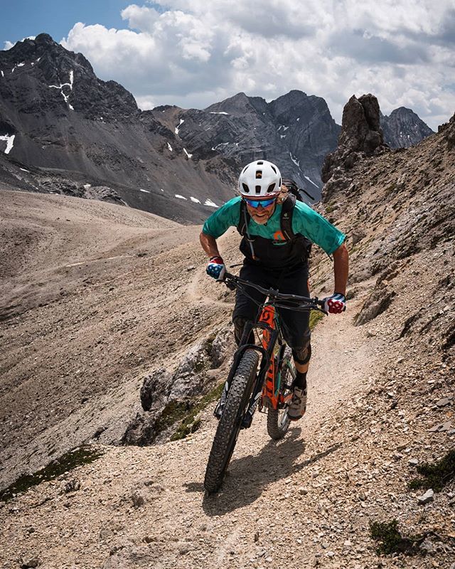 mtbswitzerland's tweet photo. Beim heutigen grauen Wetter träumen wir gerne vom nächsten Sommer und von warmen, trockenen Bedingungen wie hier auf der #ducanfurgga, als wir mit @herbert.bike eine der schönsten Touren in #mtbswitzerland gefahren sind 🌞😍
🚵‍♂️ @
📸 @adrianospics
… https://t.co/yFN9iuxlNA https://t.co/2KrshJigAc