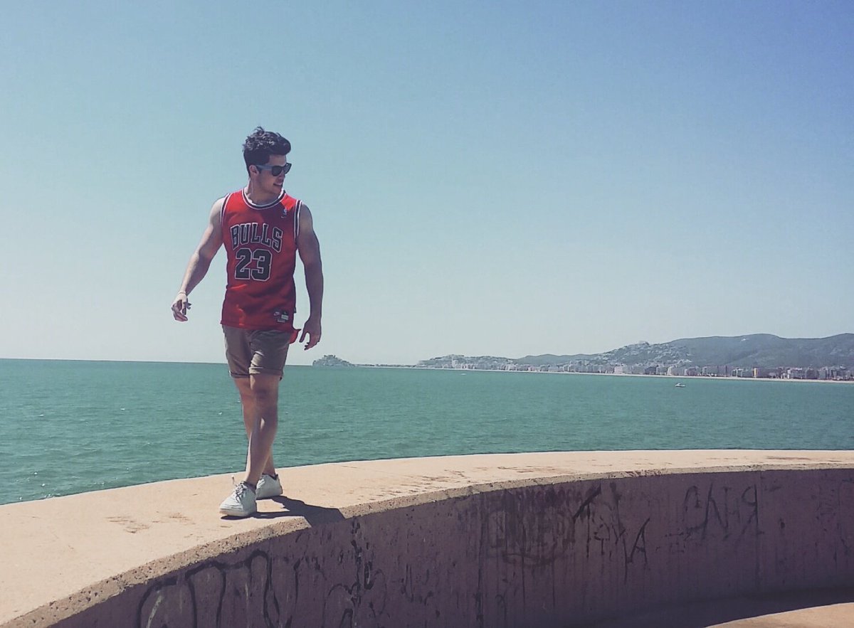 RRPPJQuiles's tweet photo. Walking alone. https://t.co/plYijcVl5Y