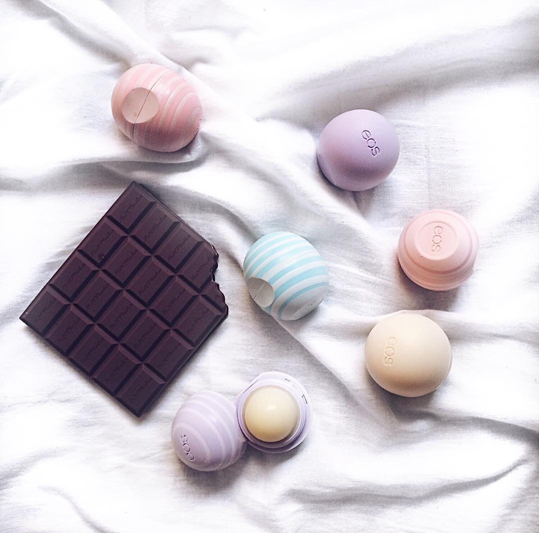 eos's tweet photo. Happy Tuesday! Treat yo'self 🍫🍫🍫 📸 @mariana_yanchak #eoslotion #hydration https://t.co/tYEawQ6l18