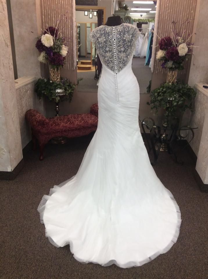 BridalAisleMn's tweet photo. This size 8 Mori Lee is sweet & simple with a ruched front & detailed illusion back. Look at that beautiful beading!
https://t.co/RgXa7cutCa
#morilee #brandnew #designer #engaged #2018engaged #bridalaisleboutique #weddingdresses2018 #weddingdress #weddinggown #bridalgown https://t.co/DGZZ3AduOs