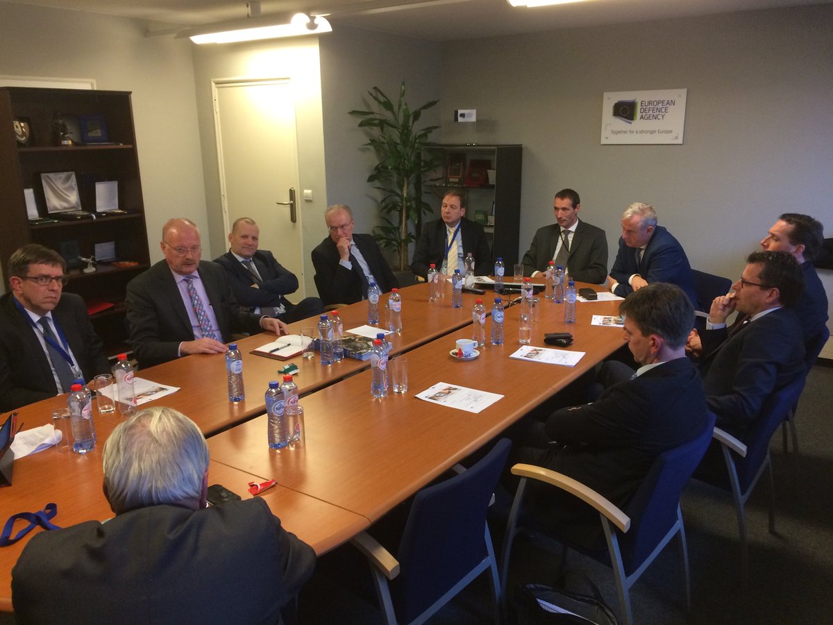 NIDVnews's tweet photo. Met NLD SERA cursisten op oriëntatiebezoek bij het Europees Defensie Agentschap. Daarvoor bij VNO/NCW en MKB NLD in Brussel en de Europese Commissie. Interessante discussies! Er gebeurt veel binnen Europa! https://t.co/uhWCwC8B7E