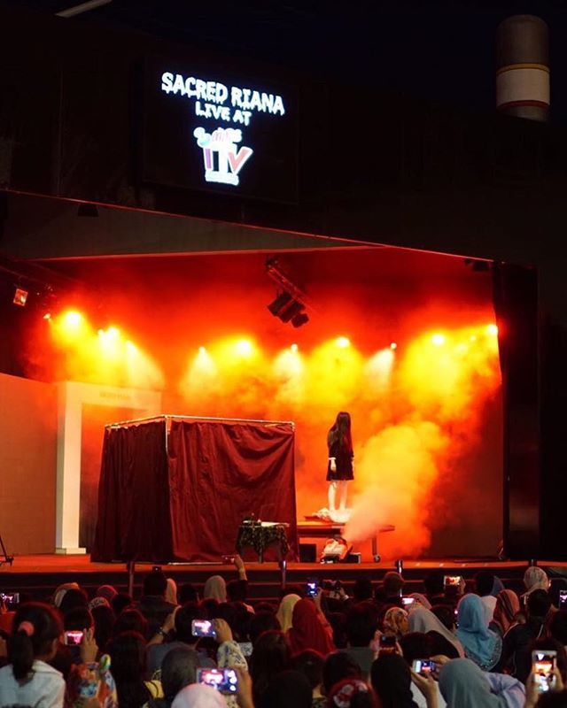 Trilogymagic's tweet photo. #Repost @rianariani
・・・
Thank You @maps_perak , Thank you Ipoh and Thank You Malaysia for being a great audience..!! #mapsperak #ipoh #malaysia #thesacredriana #beafraid #bespooked https://t.co/oJDv19BGRC https://t.co/PxVn2axEmn
