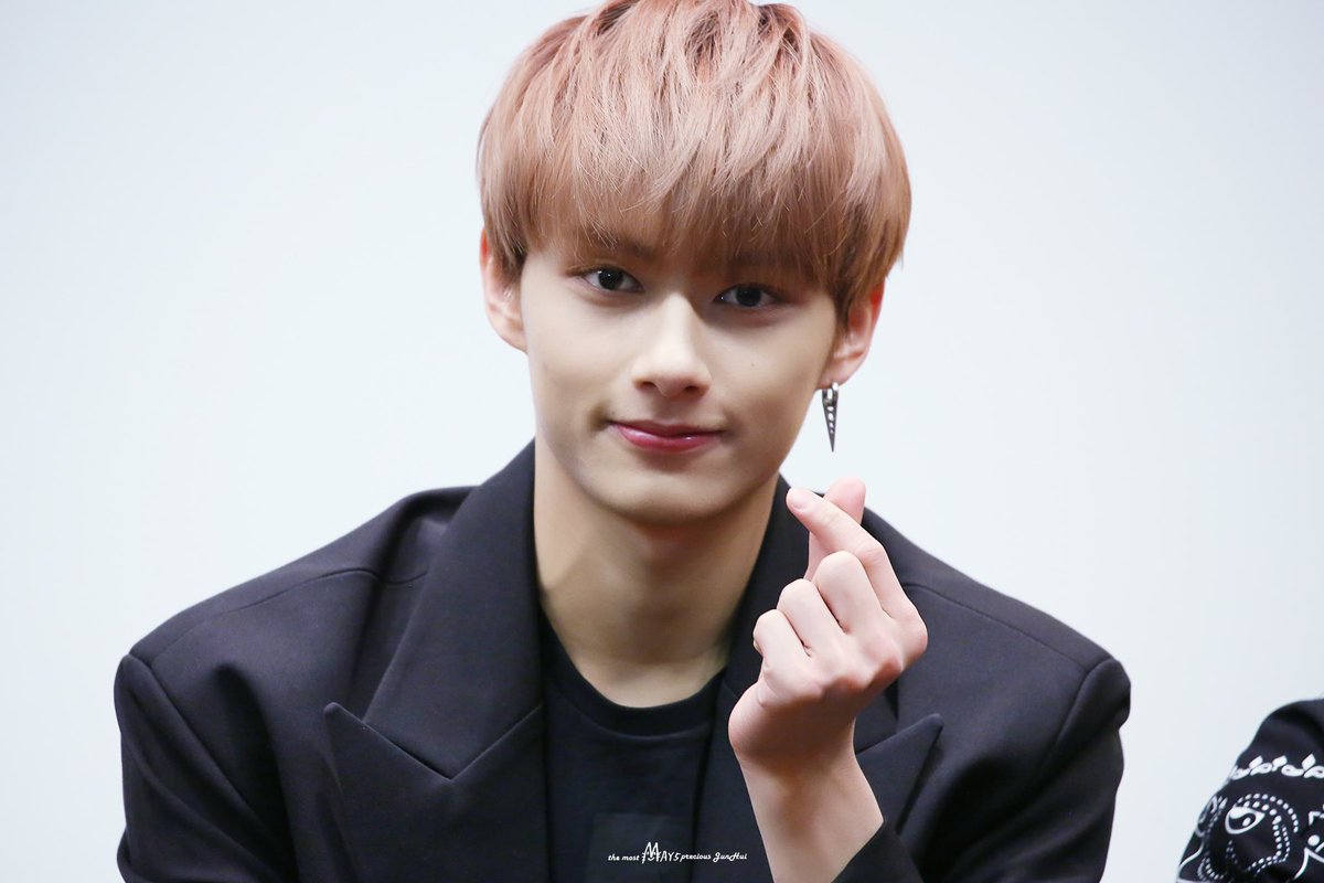 junhuiarchive's tweet photo. 180209
#세븐틴 #SEVENTEEN #준 #JUN https://t.co/dDbCD0Jew7