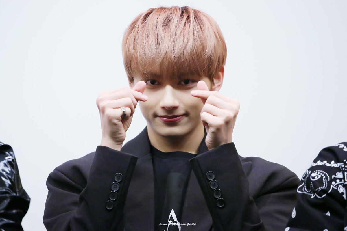 junhuiarchive's tweet photo. 180209
#세븐틴 #SEVENTEEN #준 #JUN https://t.co/dDbCD0Jew7