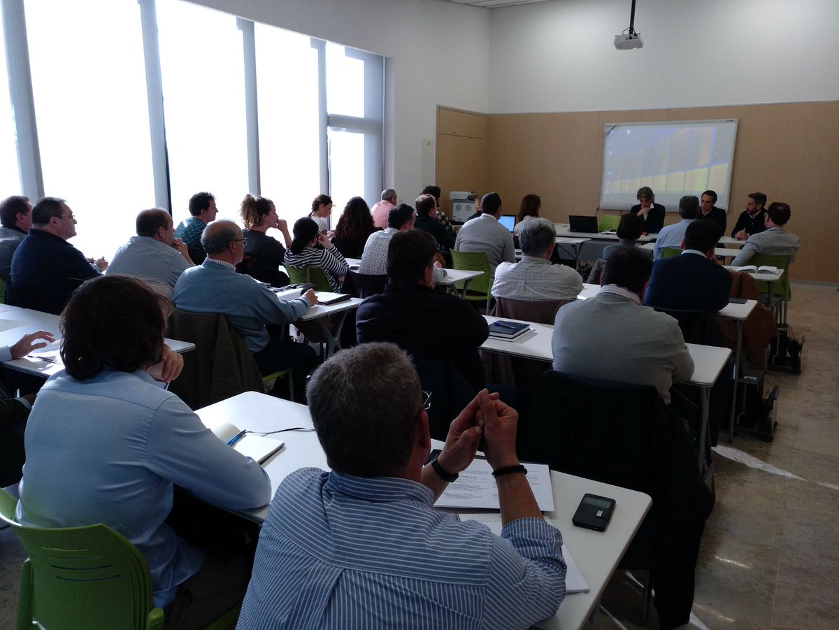 AparejadoresGRX's tweet photo. Empezamos el curso sobre conservación de la edificación e informes de evaluación, en Motril. Nos acompaña Juan Fernando Pérez Estévez, Jefe de Servicio de Urbanismo de @aytomotril https://t.co/B6vpZp0pTb