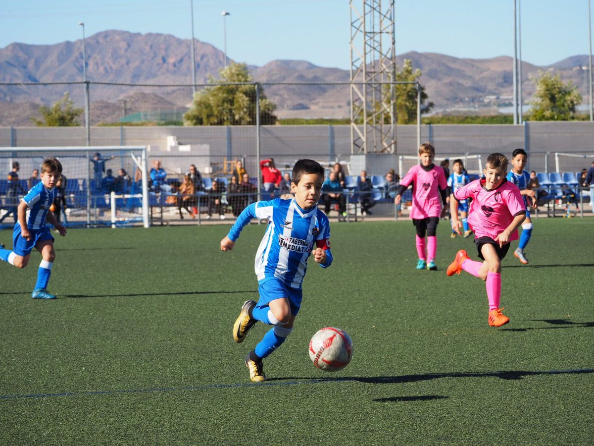 lolalajarin48's tweet photo. Mi 🐯 en un partido del @acref_aguilas PASADO.... PRESENTE...... Y FUTURO 💪💪⚽⚽.😍😍🐯🐯🐯✌✌ https://t.co/8JDVpXOBJZ