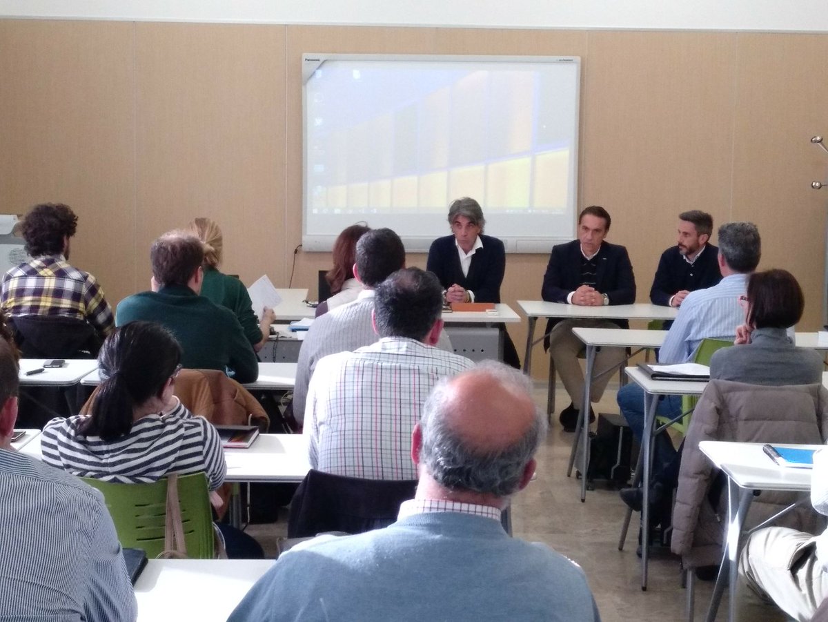 AparejadoresGRX's tweet photo. Empezamos el curso sobre conservación de la edificación e informes de evaluación, en Motril. Nos acompaña Juan Fernando Pérez Estévez, Jefe de Servicio de Urbanismo de @aytomotril https://t.co/B6vpZp0pTb