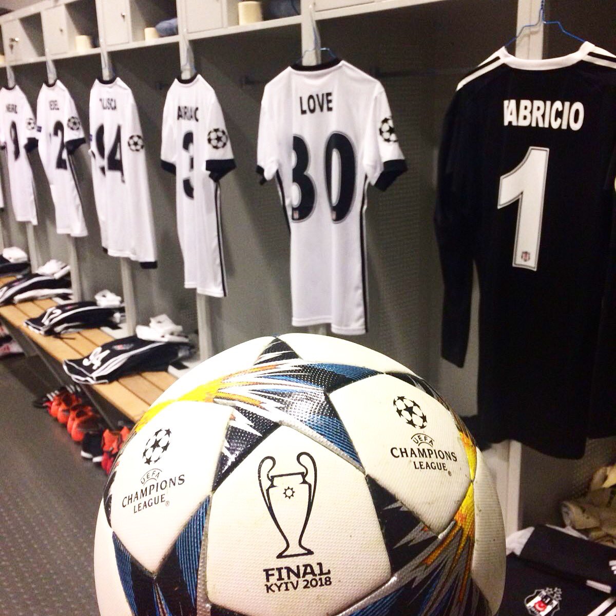 Asil formalarımız, Allianz Arena soyunma odasında futbolcularımızı bekliyor.
#Beşiktaş
#UCL