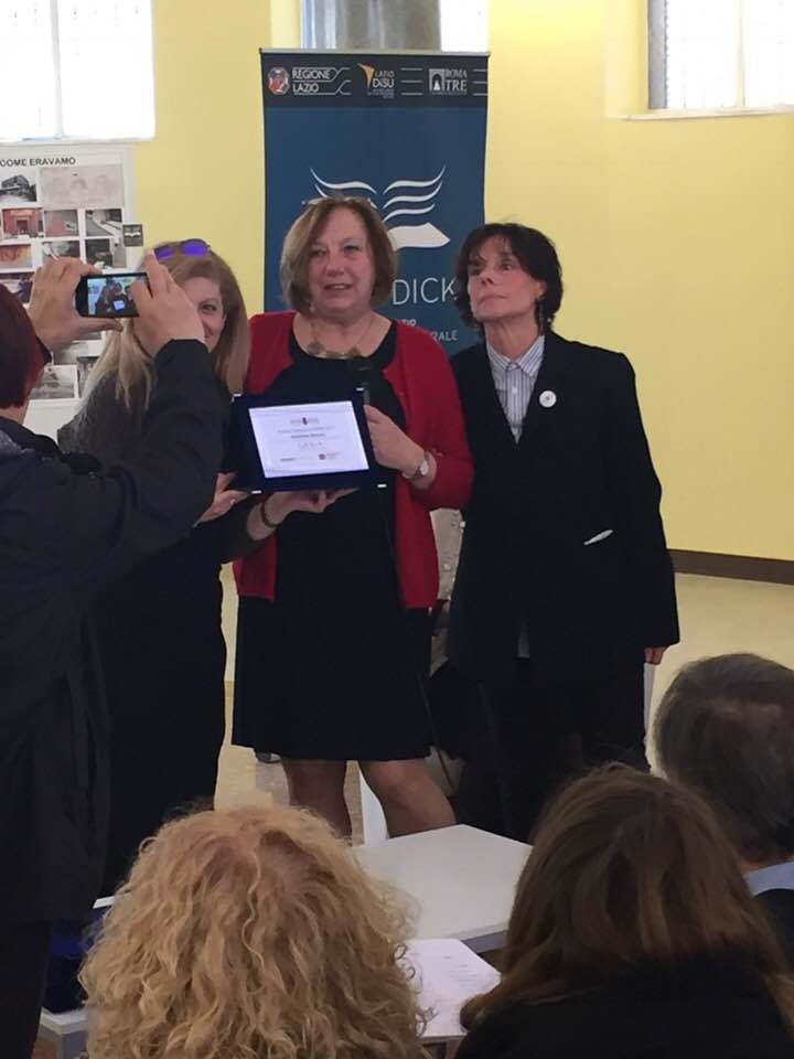 EuropeanWritin's tweet photo. Prima menzione consegnata da Elisabetta Flumeri, presidente di Ewwa, a Giulia Associazione  Giornaliste Unite Libere Autonome https://t.co/Vh2w4j69vu