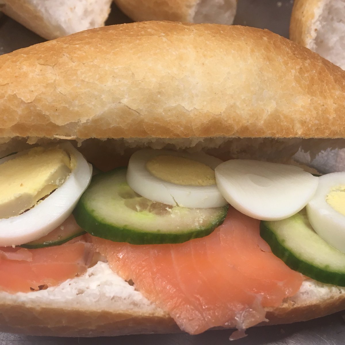 ZebraBonte's tweet photo. Vers belegde broodjes nodig voor een vergadering zoek niet verder wij kunnen u daar in voor zien 
Keuze uit witte of bruine broodjes
Beleg
Oude/jonge kaas
Gezond
Salami
Zalm
Tonijn
Brie 
U vraagt we wij maken ze klaar 
Per stuk vanaf 2,50 
Voor meer info bel met 0102035569 https://t.co/tmgcTI7kjn