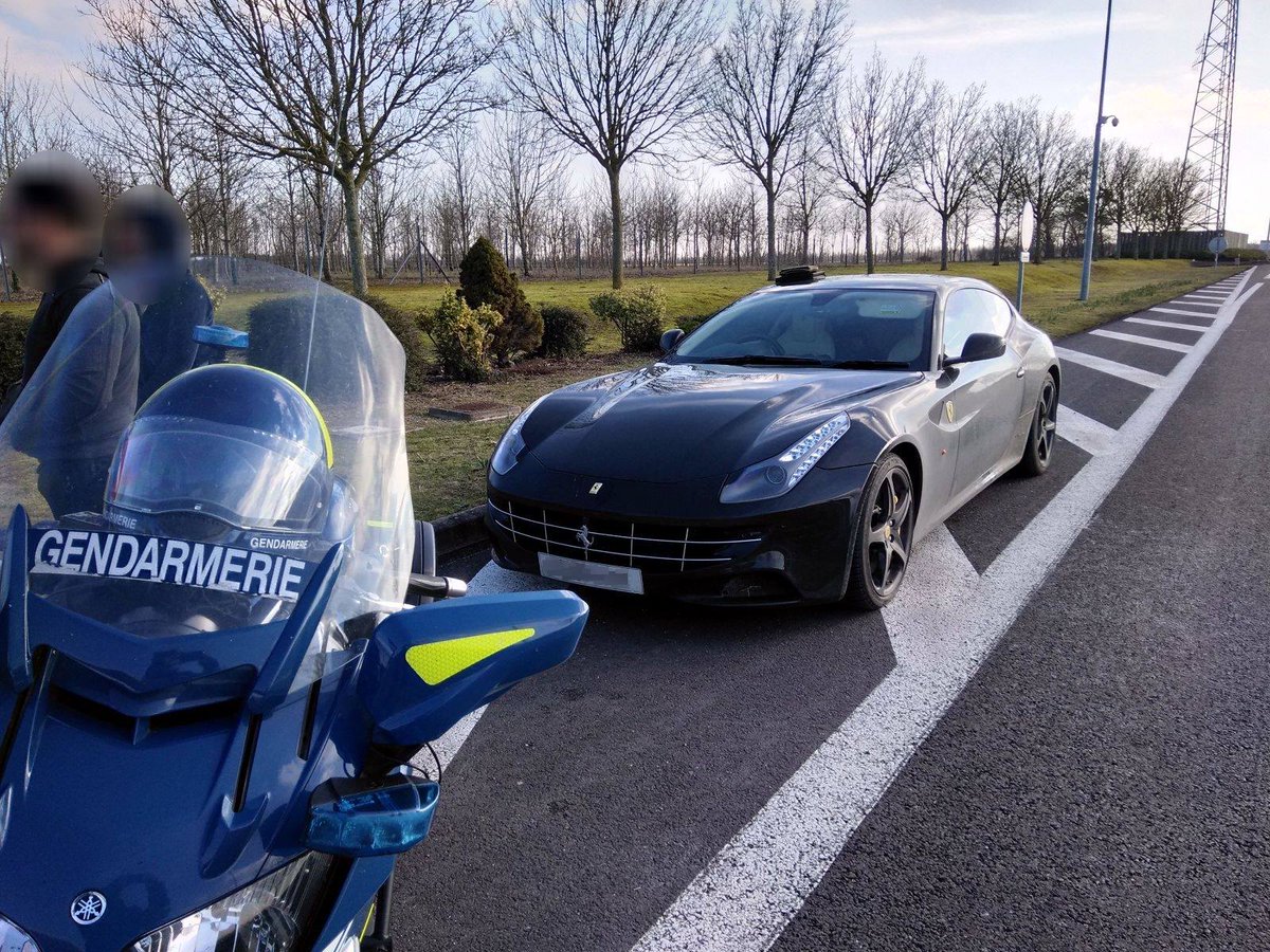 Gendarmerie's tweet photo. #Marne Le peloton motorisé de #ChâlonsEnChampagne interpelle :
- Un chauffard contrôlé à 207 km/h sur l'#A26
- Avec 2 jeunes enfants à bord 
- Lors d'un retour de vacances
➡️ Immobilisation judiciaire du véhicule 🚘 et consignation de 750 euros
😡#NoComment #SécuritéRoutière https://t.co/Pg0NMvK08x