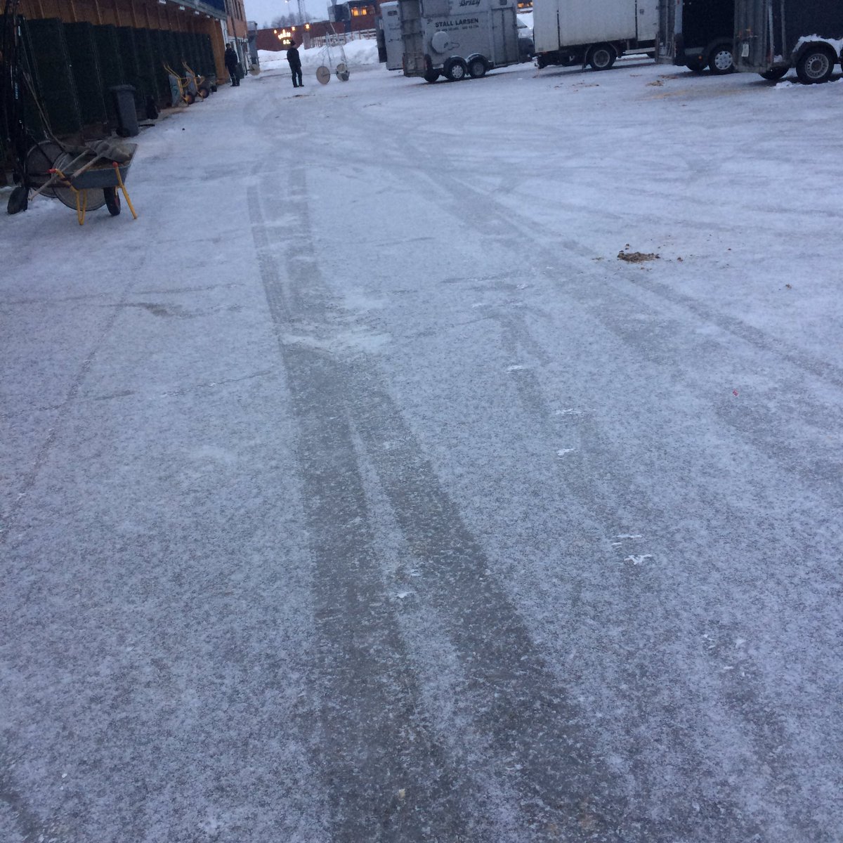 "Velkommen til Jarlsberg travbane! Hvor vi skal spare på grus, selv om det er kommet litt nysnø oppå den blankisen som ligger under" hvor er Dnt og HMS?
