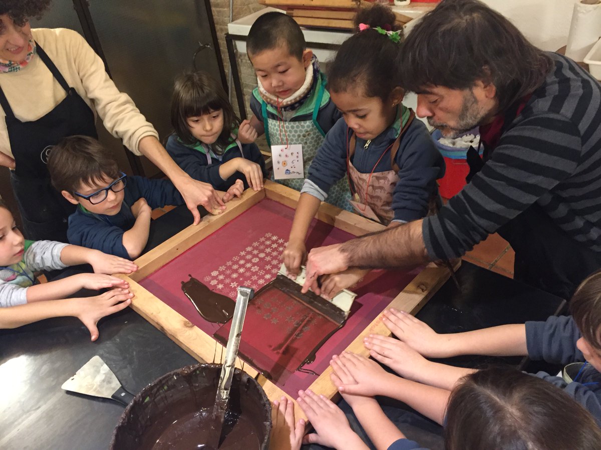 FEDACMontcada's tweet photo. Avui els alumnes de P5 han passat una gran tarda a @cukorbarcelona fent serigrafía amb xocolata i decoració de caramels! Moltes gràcies! Ha estat molt divertit i ens ho hem passat genial! https://t.co/sEEg6WSPrZ