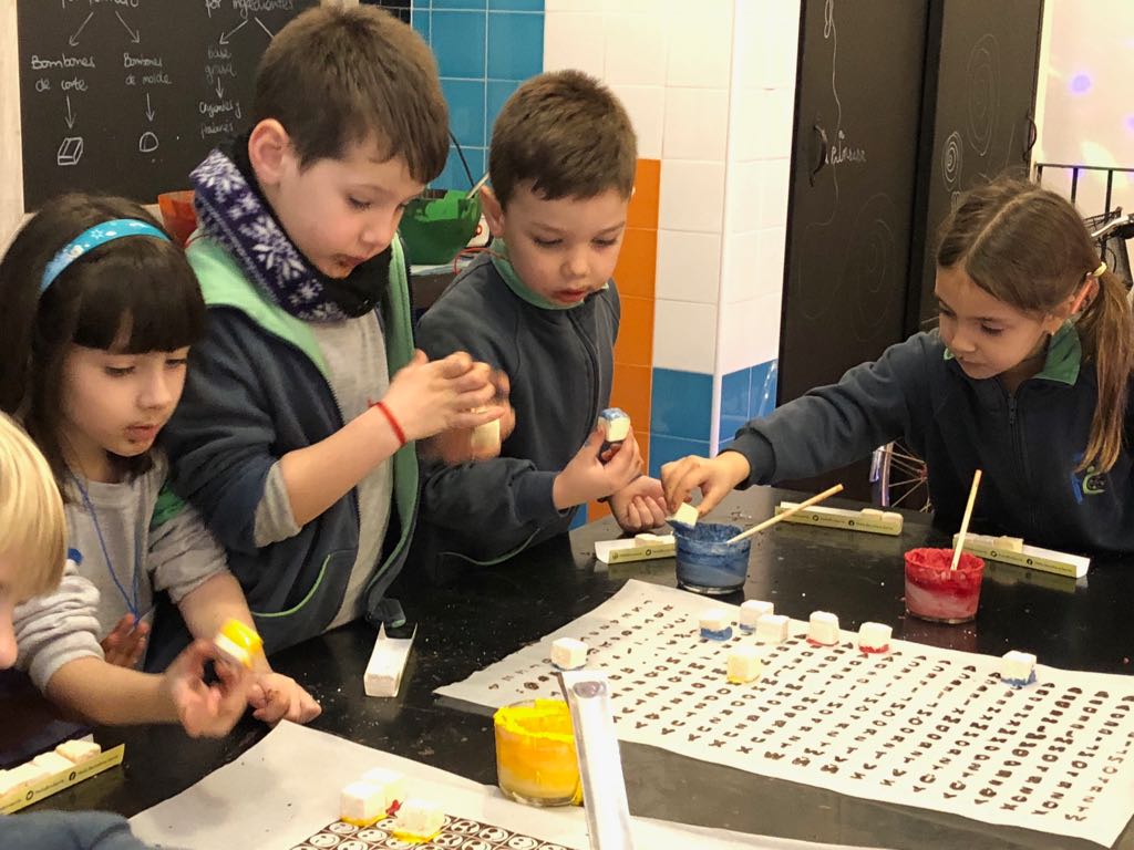 FEDACMontcada's tweet photo. Avui els alumnes de P5 han passat una gran tarda a @cukorbarcelona fent serigrafía amb xocolata i decoració de caramels! Moltes gràcies! Ha estat molt divertit i ens ho hem passat genial! https://t.co/sEEg6WSPrZ
