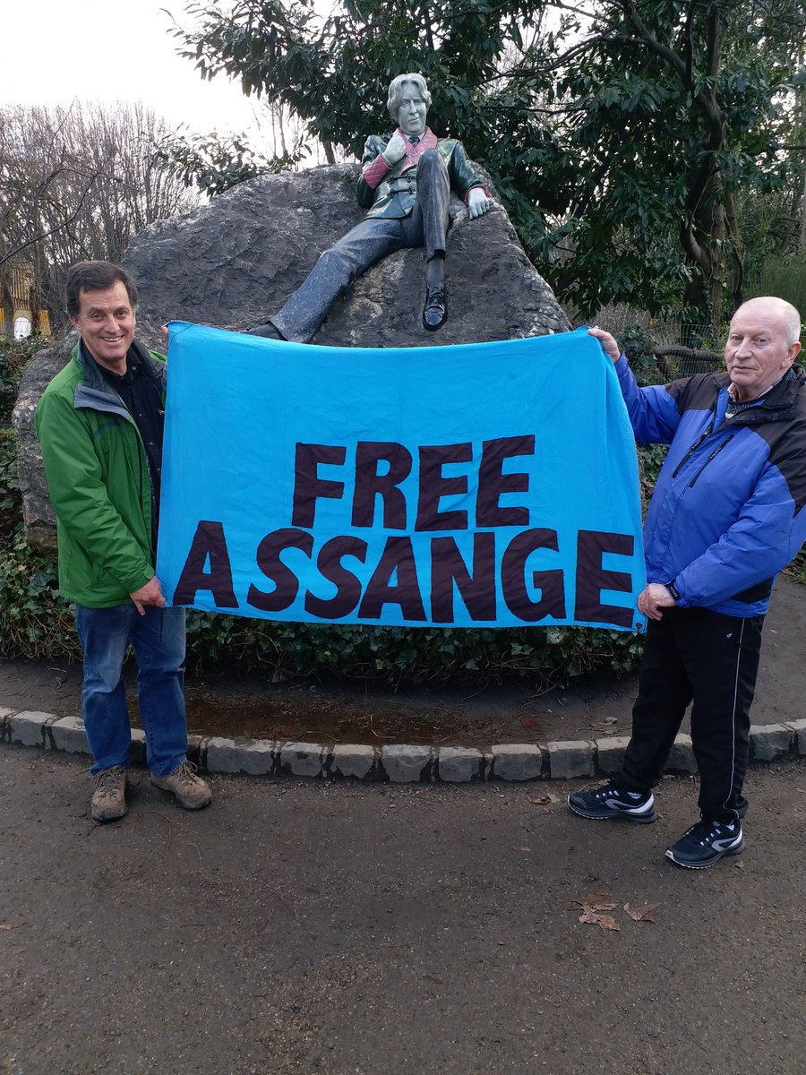 CiaronOReilly's tweet image. Alberto &amp;amp; Tom have traveled from Ecuadorian embassy vigil in London to join us in Dublin for &quot;Solidarity with War Resisters &amp;amp; WikiLeaks&quot; event ^Wed. Feb 21st 7.30pm *Teachers Club, 36 Parnell Square West, Dublin 1 *Music with the &quot;Chelsea Manning Street Preachers *Speakers *Bar