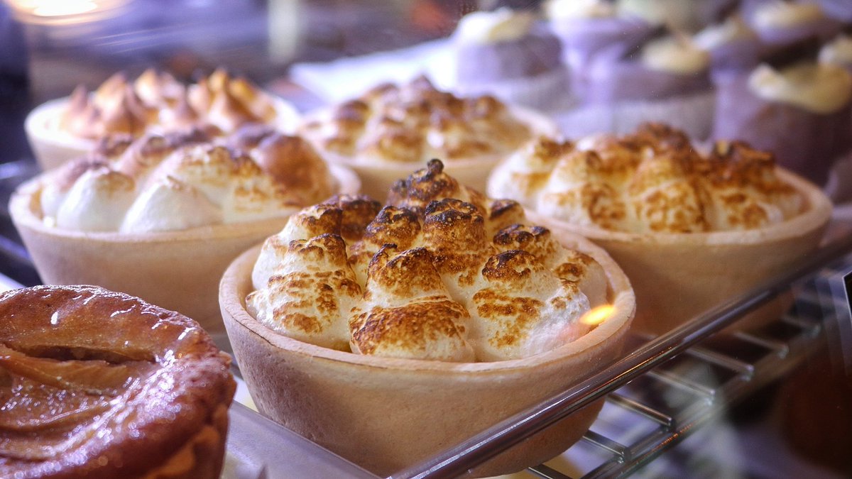 MXMarket2's tweet photo. Add something sweet to your Tuesday! Our rotating fancy desert selection has something delicious for everyone 😎💪👊 #ColoradoSprings #colorado #downtowncos #downtowncoloradosprings #food #foodie #foodporn #olympiccityusa #instagram #visitcos #visitcolorado #MXmarket #dessert https://t.co/hFiMTcrYFw